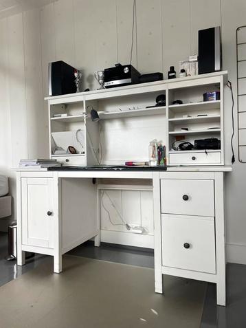 Bureau met bergruimte. beschikbaar voor biedingen
