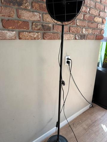Zwarte industriële vloerlamp beschikbaar voor biedingen