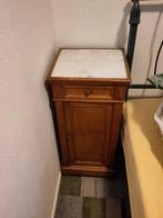 Nachtkastje met marmeren bovenkant, Huis en Inrichting, Slaapkamer | Nachtkastjes, Ophalen, Minder dan 45 cm