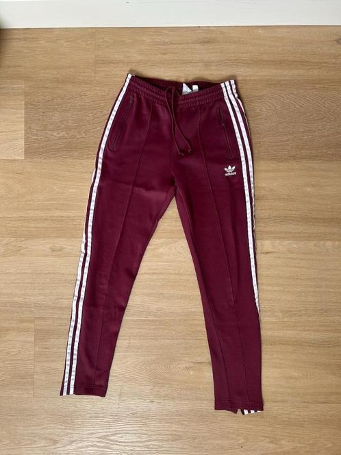 Z.g.a.n. Adidas Originals trainingsbroek, wijnrood, maat XS, Kleding | Dames, Broeken en Pantalons, Zo goed als nieuw, Maat 34 (XS) of kleiner