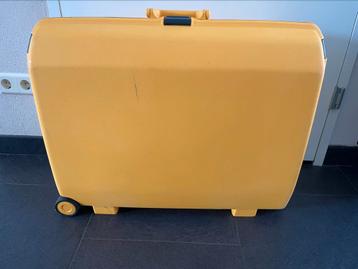 Gele samsonite koffer beschikbaar voor biedingen