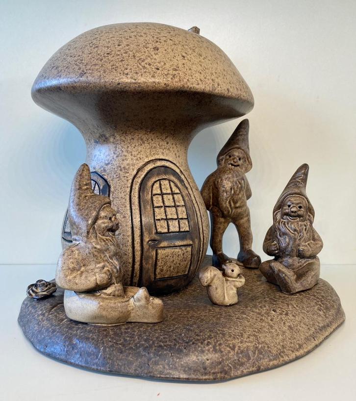 Paddestoelen met kabouters en eekhoorntje keramiek, Verzamelen, Beelden en Beeldjes, Zo goed als nieuw, Fantasy, Ophalen of Verzenden