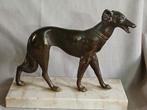 Art Deco beeld "Windhond", hond op marmer, Antiek en Kunst, Ophalen of Verzenden