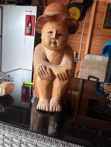 Houten Beeldje Kind met Hoed beschikbaar voor biedingen