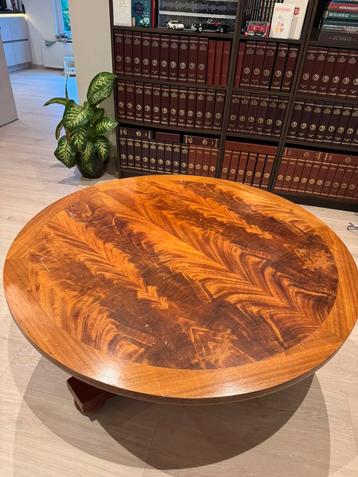 Oude klassieke salontafel beschikbaar voor biedingen