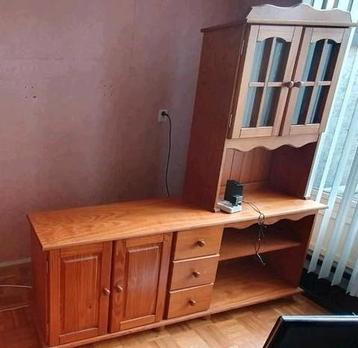 Dressoir van grenenhout beschikbaar voor biedingen
