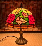 Tiffany look tafellamp. 30cm hoog. Alleen ophalen., Huis en Inrichting, Ophalen, Overige materialen, Gebruikt, Tiffany