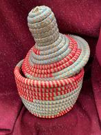 Handgevlochten mandje rood-grijs, Huis en Inrichting, Woonaccessoires | Schalen en Manden, Mand, Rond, Nieuw, Ophalen of Verzenden