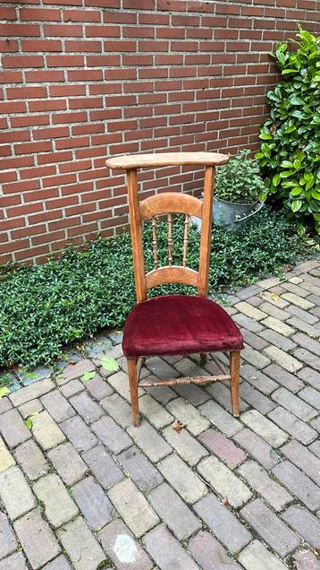 Antieke bidstoel beschikbaar voor biedingen