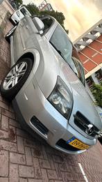 Opel Vectra 2.2 16V GTS AUT 2004, 1380 kg, 74 €/maand, Zwart, 4 cilinders