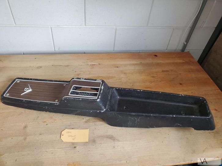 Opel Diplomat V8 1969 - 1978 middenconsole met V8 logo €50, Auto-onderdelen, Interieur en Bekleding, Opel, Gebruikt, Ophalen of Verzenden
