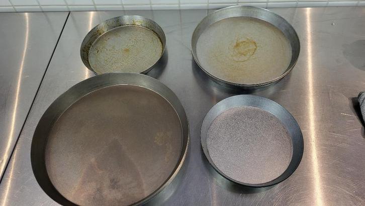 Vlaaipannen alusteel 19 stuks diverse afmetingen, Hobby en Vrije tijd, Taarten en Cupcakes maken, Zo goed als nieuw, Bakvorm, Taarten