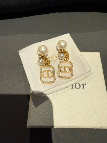 Dior Oorbellen beschikbaar voor biedingen