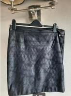 emma zwarte lederlook rok college style, Kleding | Dames, Rokken, Zwart, Ophalen of Verzenden, Zo goed als nieuw, Knielengte