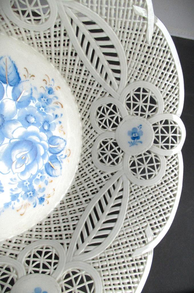 Schaal Moga Porselein~Roemeens opengewerkt schaal, Antiek en Kunst, Antiek | Schalen, Ophalen of Verzenden