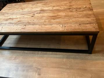 Houten salontafel met metalen onderstel beschikbaar voor biedingen