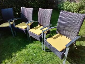 Vier kleine tuinkussens beschikbaar voor biedingen