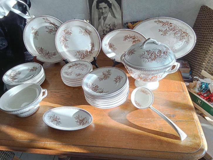12 persoons eetservies CHARDON bruin van societe ceramique, Antiek en Kunst, Antiek | Servies compleet, Ophalen