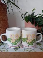 Twee vintage Kun Lun kopjes met gele bloemen, Keramiek, Ophalen of Verzenden, Zo goed als nieuw, Overige stijlen