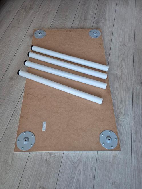 Tafel / bureau Ikea linnmon wit met 4 krukjes, Huis en Inrichting, Bureaus, Zo goed als nieuw, Ophalen