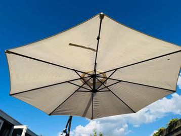 Zweefparasol crème met antraciete voet beschikbaar voor biedingen