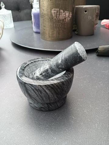 Mooie marmeren vijzel met stamper beschikbaar voor biedingen