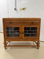 Lage massief houten kast met loodglas, Ophalen