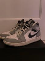 Air Jordan 1 mid smoke grey/white, Kleding | Heren, Ophalen of Verzenden, Wit, Zo goed als nieuw, Sneakers of Gympen