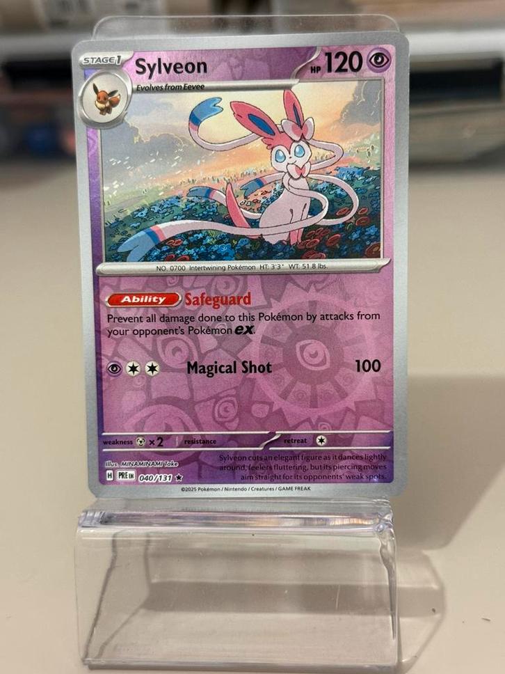 Sylveon Prismatic Evolutions - Reverse Holo 040/131, Hobby en Vrije tijd, Verzamelkaartspellen | Pokémon, Zo goed als nieuw, Ophalen of Verzenden