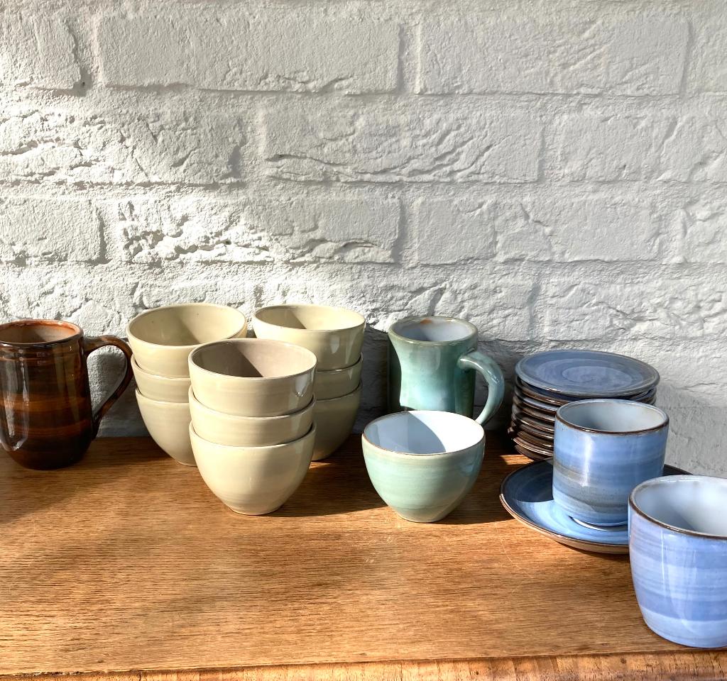 Volendams aardewerk:onderdelen in beige, bruin, groen, blauw, Ophalen of Verzenden, Zo goed als nieuw, Overige stijlen, Kop(pen) en/of Schotel(s)