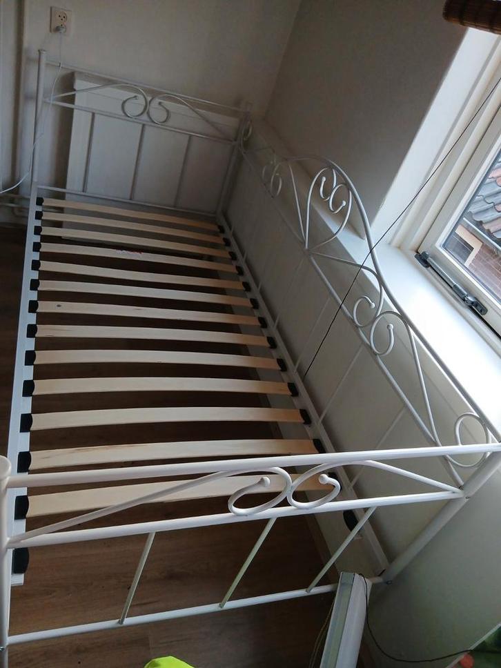Gratis eenpersoonsbed met lattenbodem, Huis en Inrichting, Slaapkamer | Bedden, Ophalen
