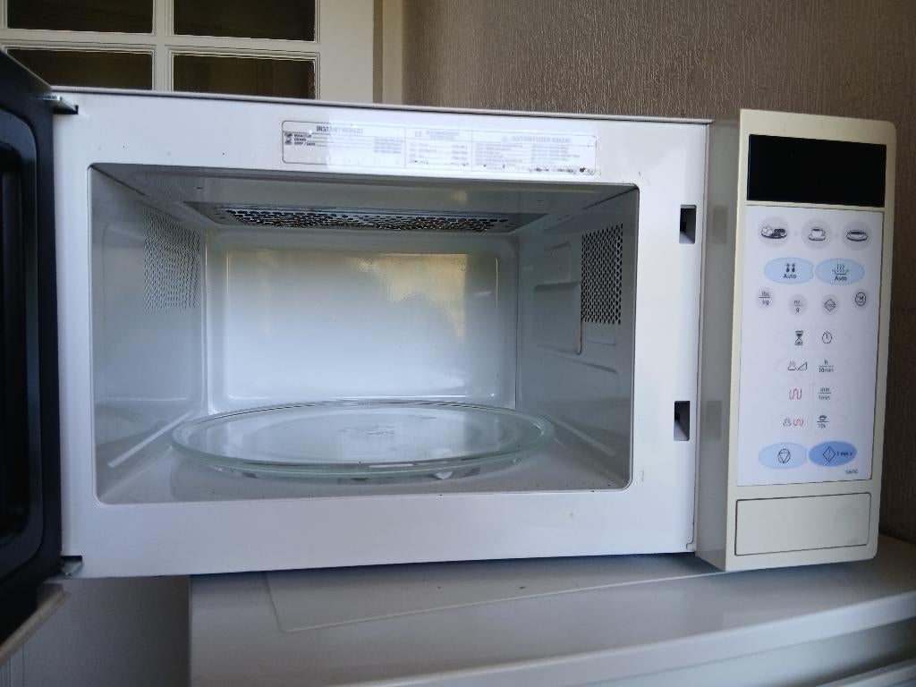 Samsung combi magnetron in goede staat!, Witgoed en Apparatuur, Magnetrons, Ophalen, Combimagnetron, Gebruikt, Draaiplateau