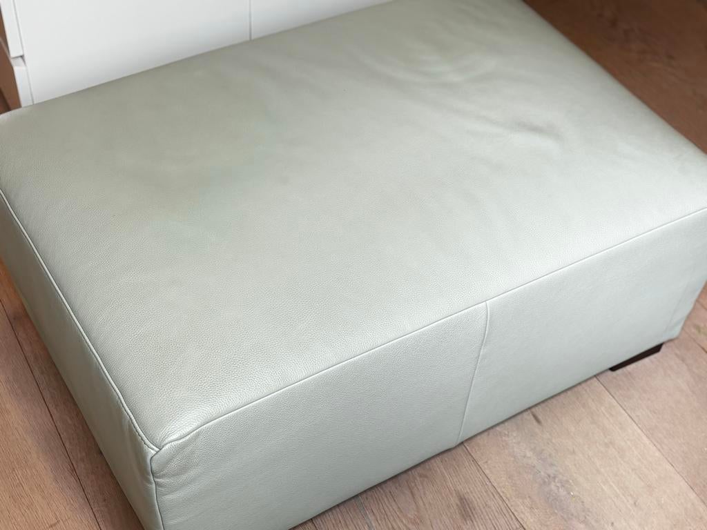 Montel poef van leer, mintkleurig met eikenhouten poten, Gebruikt, 50 tot 75 cm, Leer, Ophalen of Verzenden
