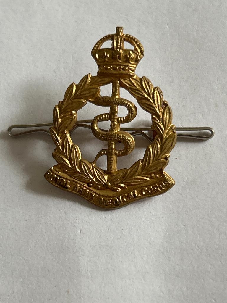 Antieke metalen pet-/kraagbadge van Royal Army Medical Corps, Verzamelen, Militaria | Tweede Wereldoorlog, Verzenden, Landmacht