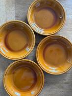 Vier diepe DDR borden mosterdkleur, Gebruikt, Ophalen of Verzenden, Bord(en), Overige stijlen