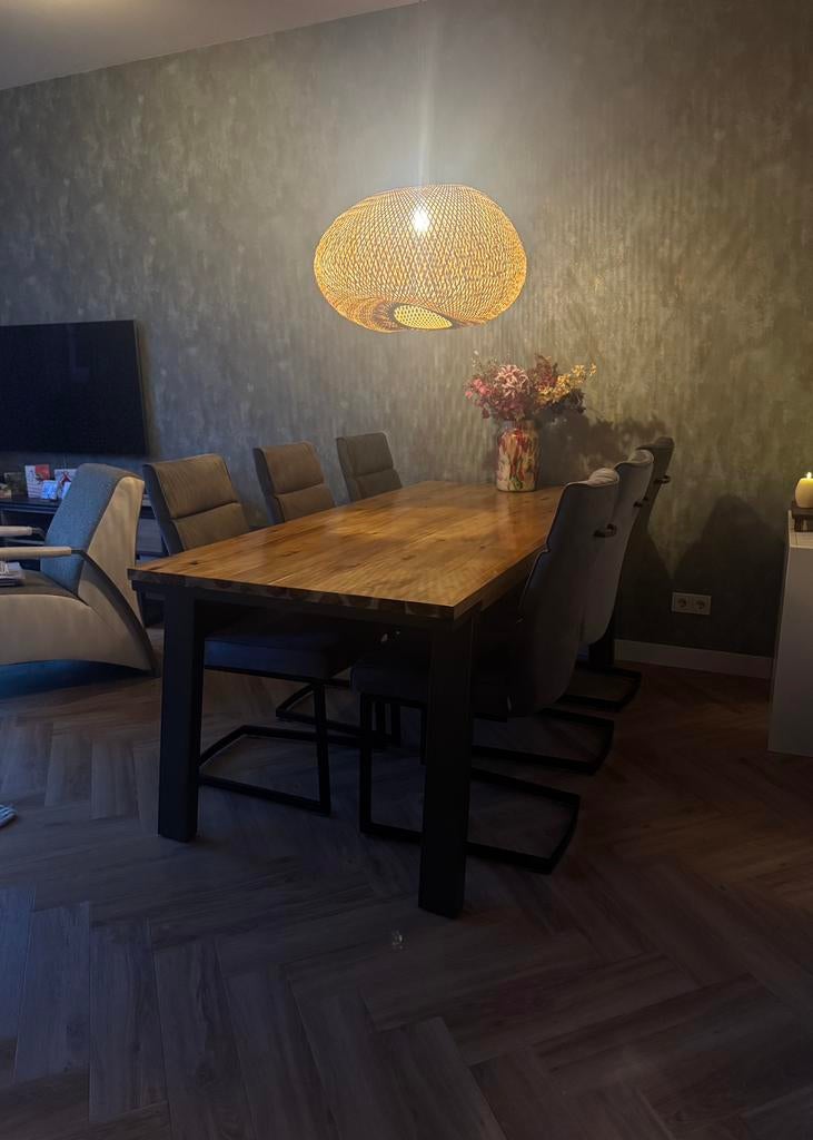 XOOON eettafel + 6 stoelen (3 kleuren) | Industriële design, Ophalen, Zo goed als nieuw, 6 tot 8 stoelen