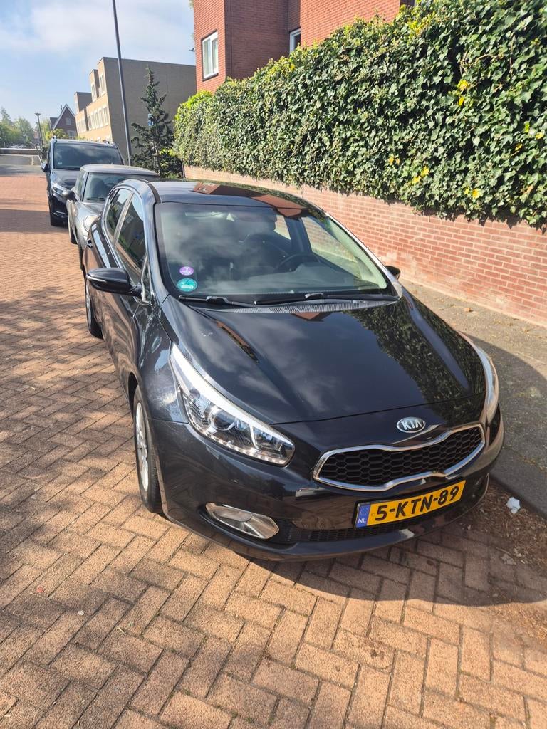 Kia (Pro) Cee d 1.6 GDI 5DR 2013 Zwart, Auto's, Kia, Voorwielaandrijving, 4 cilinders, Leder en Stof, Zwart