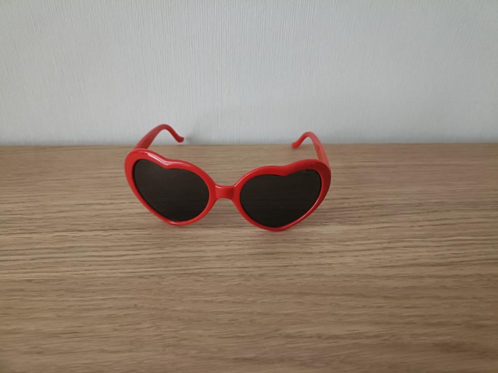 Hartjes zonnebril voor kinderen rood met donkere plastic, Ophalen of Verzenden, Gebruikt, Geen merk