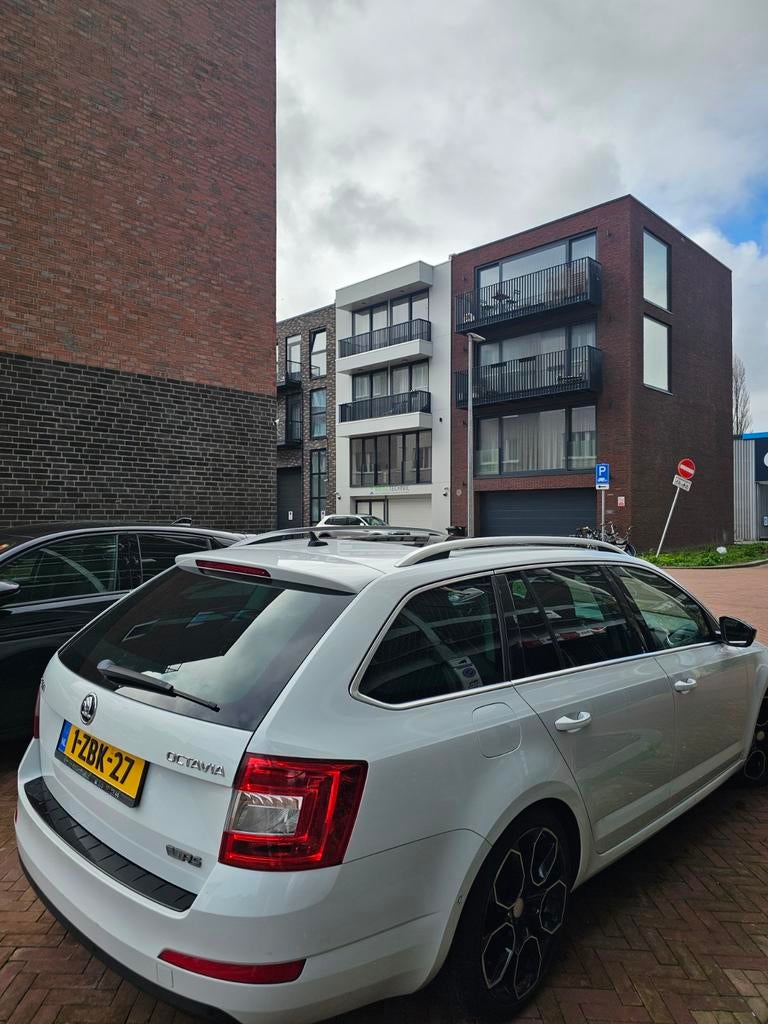 Skoda Octavia Combi 1.4 TSI 140pk DSG /ORG NL / Pano / RS /, Auto's, Skoda, Zwart, 4 cilinders, 1192 kg, Wit