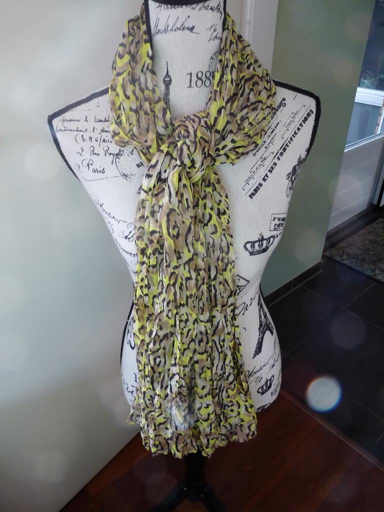 Geel, bruin zwart dessin shawl sjaal Nieuw met prijskaartje, Ophalen of Verzenden, Nieuw, Maat 46/48 (XL) of groter, Sjaal