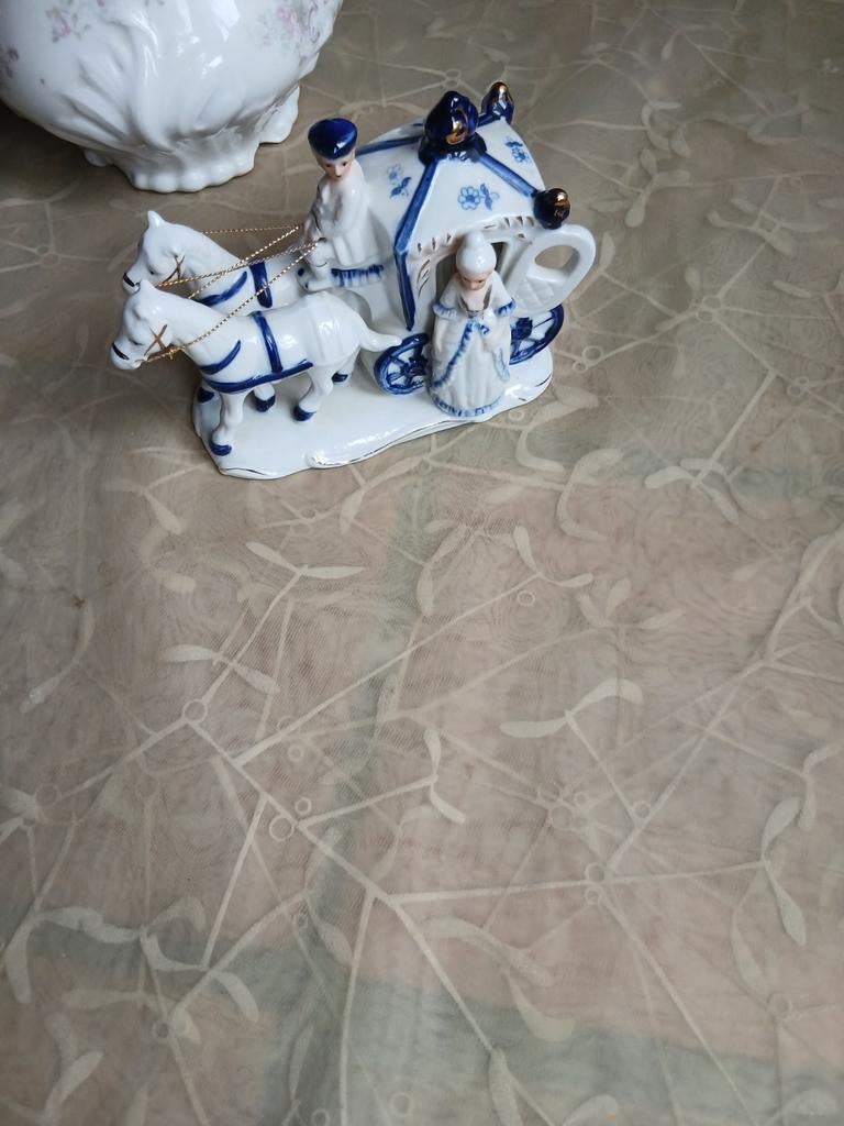 Vintage porselein koets beeldje wit /blauw, Antiek en Kunst, Antiek | Porselein, Ophalen of Verzenden