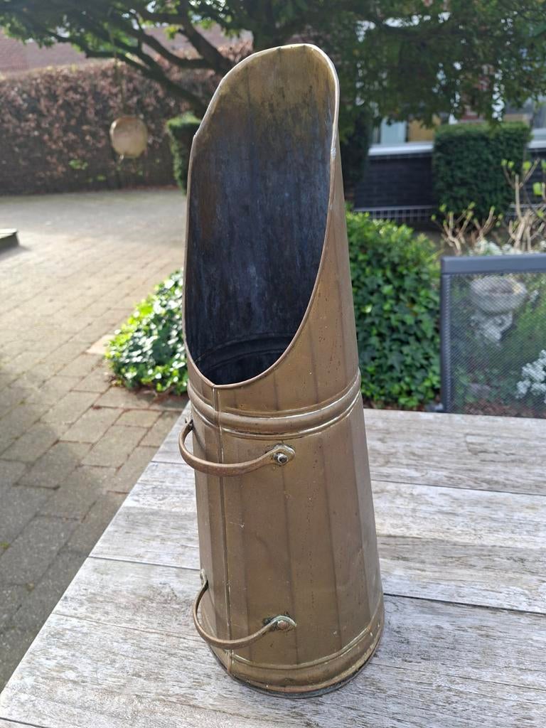 Oude koperen kolenkit, Ophalen