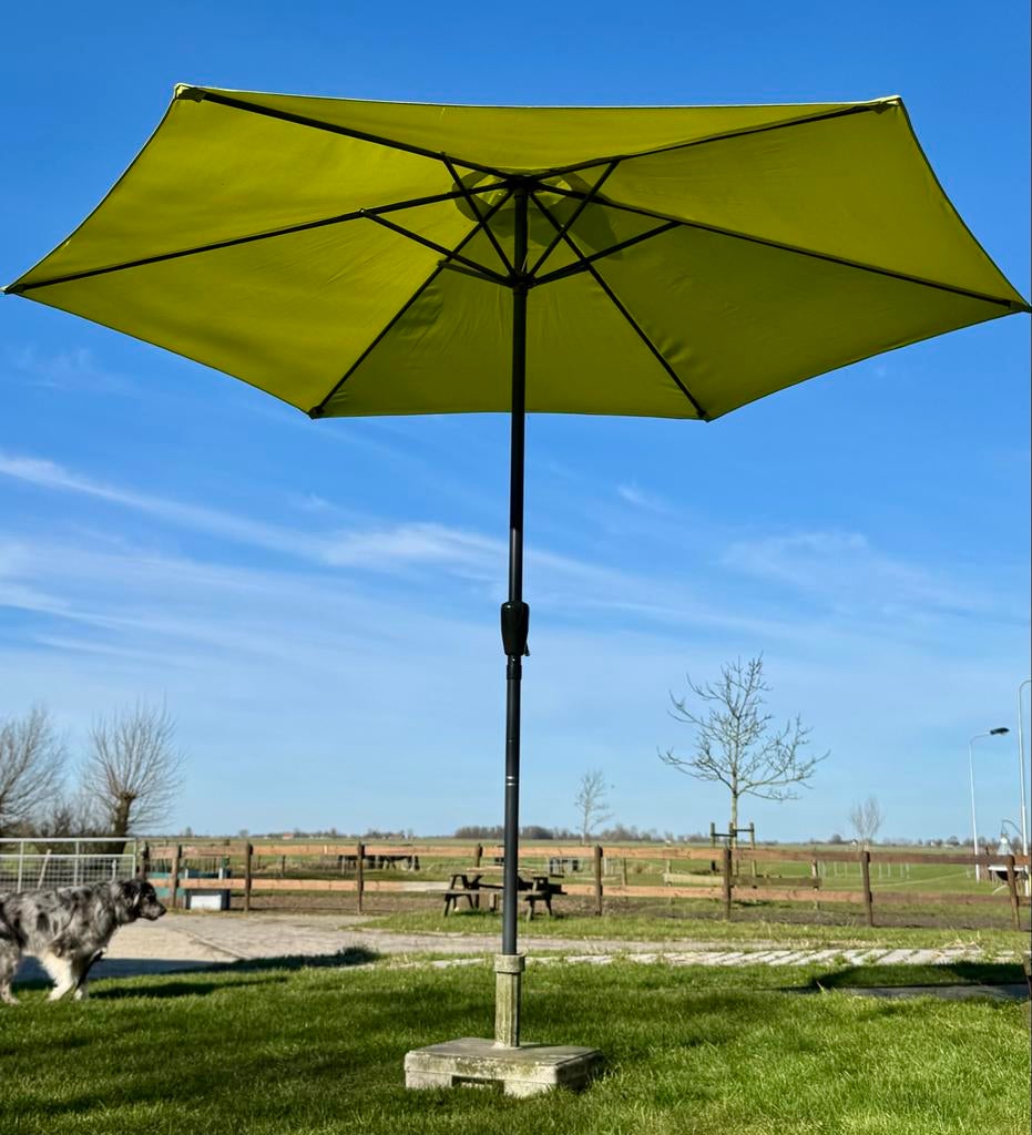 Vrolijke lichtgroene parasol (275cm) met voet, Tuin en Terras, Parasols, Ophalen, Gebruikt, 2 tot 3 meter, Stokparasol