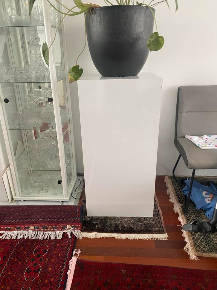 Hoogglans Witte sokkel/plantenstandaard, Huis en Inrichting, Woonaccessoires | Zuilen en Pilaren, Gebruikt, Ophalen of Verzenden
