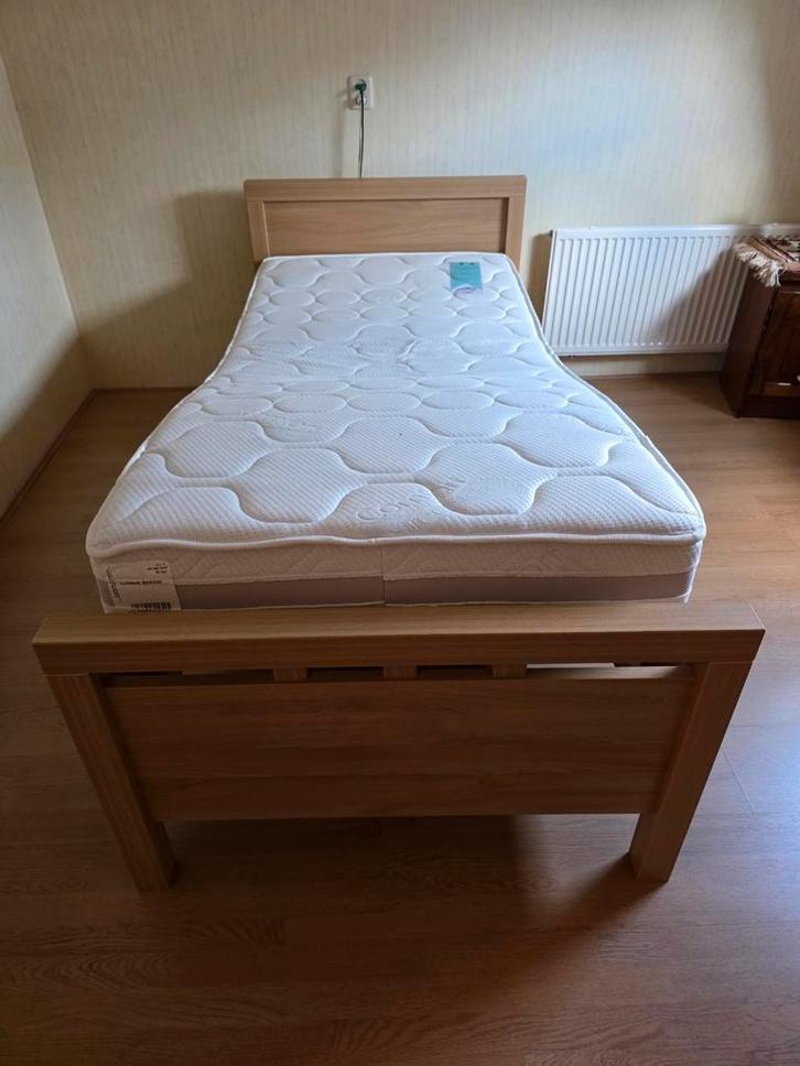 1 persoons bed luxe  elek verstelbare lattenbodem nu 119, Huis en Inrichting, Slaapkamer | Complete slaapkamers, Zo goed als nieuw