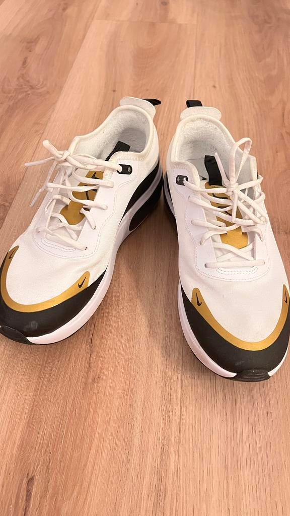 Nike sneakers – maat 36,5 – wit/goud, Kleding | Dames, Schoenen, Ophalen, Wit, Nike, Sneakers of Gympen