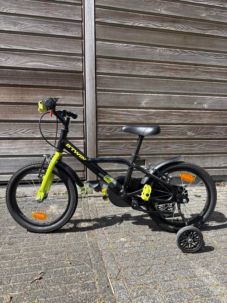 Btwin kinderfiets zwart/neon geel met zijwieltjes, Ophalen, Zo goed als nieuw, 16 tot 20 inch, Zijwieltjes