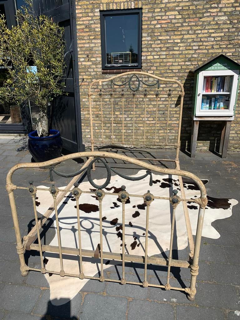 Brocant Frans ijzeren bed - Vintage slaapkamer meubel, Antiek en Kunst, Ophalen