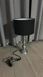 Stijlvolle tafellamp met kap en chromen voet nieiwe, Ophalen of Verzenden, Nieuw, Metaal, 50 tot 75 cm