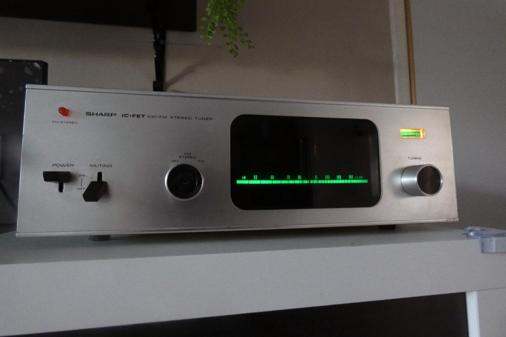Sharp STT-31 vintage Tuner, Ophalen of Verzenden, Niet werkend, Radio